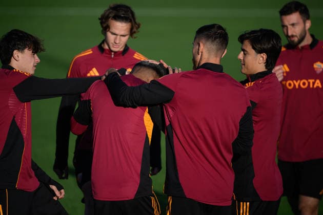 Niccolo Pisilli, Daniele Ghilardi, Wesley Vinicius Franca Lima, Lorenzo Pellegrini, Paulo Dybala and Bryan Cristante of AS Roma joke during a training session the day before the UEFA Europa League 2025 2026 football match between AS Roma and FC Midtjylland at Fulvio Bernardini Center in Rome (Italy), November 26, 2025. andreaxstaccioli