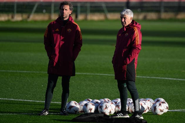 Gian Piero Gasperini, head coach of AS Roma (r) attends a with an assistant, the training session the day before the UEFA Europa League 2025 2026 football match between AS Roma and FC Midtjylland at Fulvio Bernardini Center in Rome (Italy), November 26, 2025. andreaxstaccioli