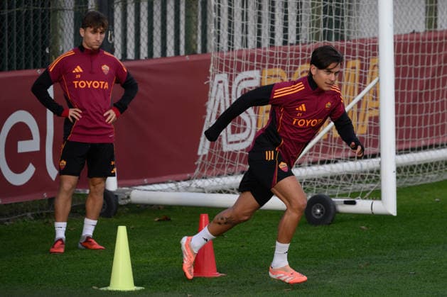Tommaso Baldanzi and Paulo Dybala of AS Roma during a training session the day before the UEFA Europa League 2025 2026 football match between AS Roma and FC Midtjylland at Fulvio Bernardini Center in Rome (Italy), November 26, 2025. andreaxstaccioli