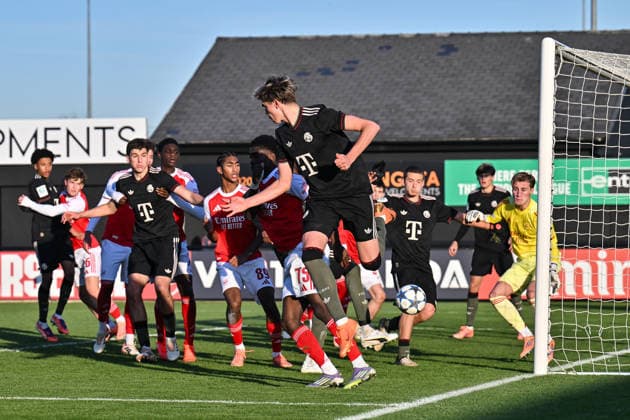 Uefa Youth League Arsenal London FC Bayern Munich 26 11 2025 BOREHAMWOOD, ENGLAND 26 NOVEMBER Goal kick by Guido DELLA ROVERE FC Bayern Munich U19 10 after a corner for Bayern during the league match between Arsenal London U19 and FC Bayern Munich U19 on matchday 5 of the UEFA Youth League at Meadow Park on 26 11 2025 Copyright: xBEAUTIFULxSPORTS Goldbergx