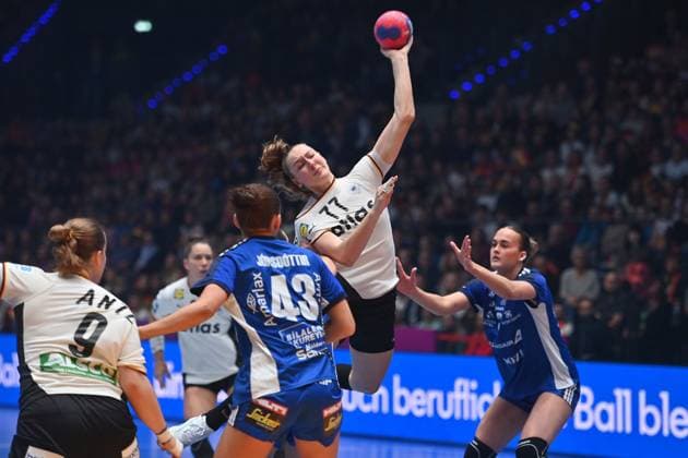 Viola LEUCHTER (GER) ,Aktion,Wurf. Handball Weltmeisterschaft 2025, Vorrunde Deutschland - Island Handball WM der Frauen v. 26.11.-14.12.2025, am 26.11.2025 PORSCHE ARENA Stuttgart,