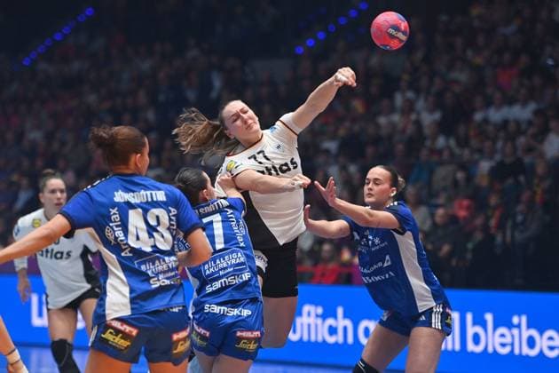 Viola LEUCHTER (GER) ,Aktion,Wurf. Handball Weltmeisterschaft 2025, Vorrunde Deutschland - Island Handball WM der Frauen v. 26.11.-14.12.2025, am 26.11.2025 PORSCHE ARENA Stuttgart,