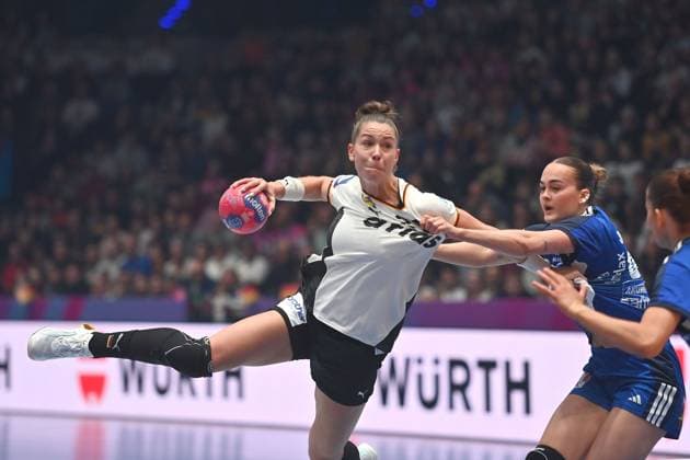 Emily VOGEL (GER),Aktion,Wurf. Handball Weltmeisterschaft 2025, Vorrunde Deutschland - Island Handball WM der Frauen v. 26.11.-14.12.2025, am 26.11.2025 PORSCHE ARENA Stuttgart,