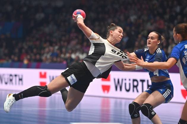 Emily VOGEL (GER),Aktion,Wurf. Handball Weltmeisterschaft 2025, Vorrunde Deutschland - Island Handball WM der Frauen v. 26.11.-14.12.2025, am 26.11.2025 PORSCHE ARENA Stuttgart,