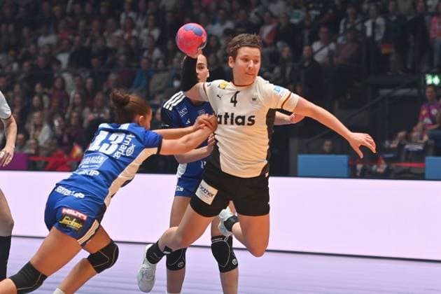 Alina GRIJSEELS (GER) ,Aktion,Wurf. Handball Weltmeisterschaft 2025, Vorrunde Deutschland - Island Handball WM der Frauen v. 26.11.-14.12.2025, am 26.11.2025 PORSCHE ARENA Stuttgart,