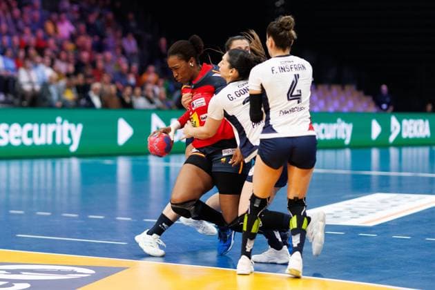 Alicia Cissokoh Gassama Spain in a duel with Fernanda Insfran Mora Paraguay and p29 , Spain vs Paraguay, Handball, IHF Womens Handball World Championship, Matchday 01, 26 11 2025 Spain vs Paraguay, Handball, IHF Womens Handball World Championship, Matchday 01, 26 11 2025 Copyright: xEibner-Pressefoto AlexanderxNeisx EP_ANS