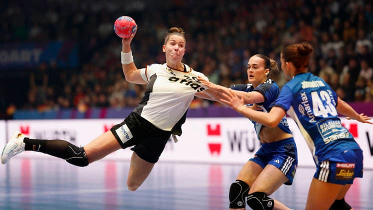 l r Emily Vogel DHB, 20 , Katrin Jensdottir Iceland, 33 and Matthildur Jonsdottir Iceland, 43 , Womens Handball World Championship 2025, Germany Iceland, GER, Stuttgart, Porsche Arena Copyright: HMBxMedia xHeikoxBecker