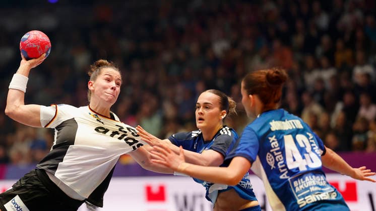 l r Emily Vogel DHB, 20 , Katrin Jensdottir Iceland, 33 and Matthildur Jonsdottir Iceland, 43 , Womens Handball World Championship 2025, Germany Iceland, GER, Stuttgart, Porsche Arena Copyright: HMBxMedia xHeikoxBecker