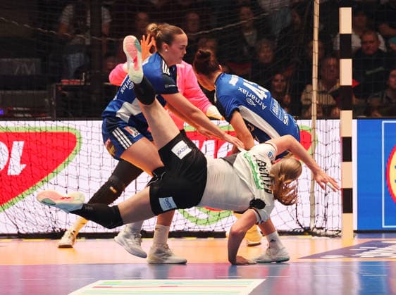 26 11 2025, Germany, Stuttgart, F27th IHF Womens World Championship 2025, Germany vs Iceland, v l Katrin Tinna Jensdottir ISL , Viola Leuchter GER