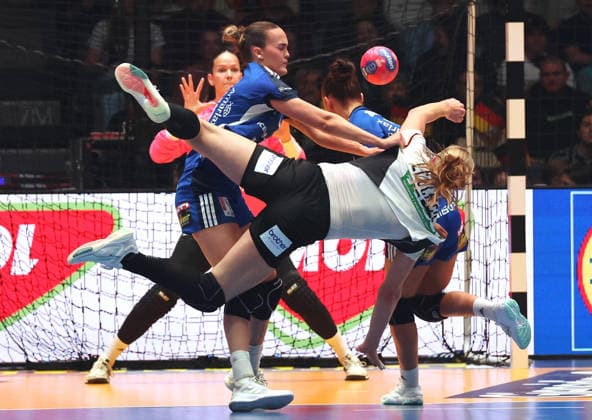 26 11 2025, Germany, Stuttgart, F27th IHF Womens World Championship 2025, Germany vs Iceland, v l Katrin Tinna Jensdottir ISL , Viola Leuchter GER