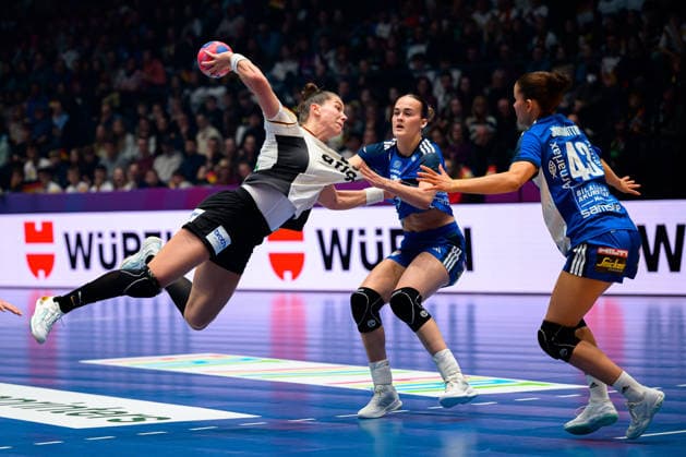 Handball, Womens World Championship, Group C Germany Iceland Emily Vogel Germany , Katrin Tinna Jensdottir Iceland Stuttgart Porsche Arena Baden Württemberg Germany