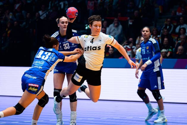 Handball, Womens World Championship, Group C Germany Iceland v left Matthildur Jonsdottir Iceland , Alina Grijseels Germany Stuttgart Porsche Arena Baden Württemberg Germany