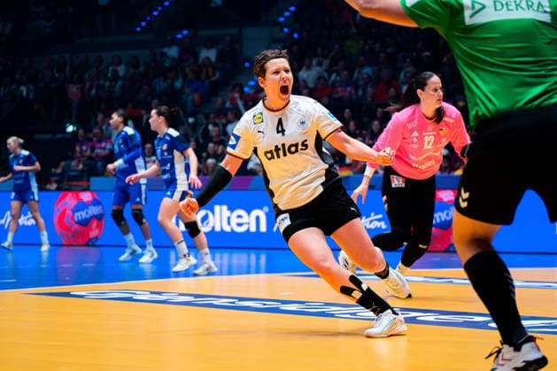 Handball, Womens World Cup, Group C Germany Iceland Alina Grijseels Germany Cheers Joy Emotion Goal celebration Goalscorer Goalscorer Stuttgart Porsche Arena Baden Württemberg Germany