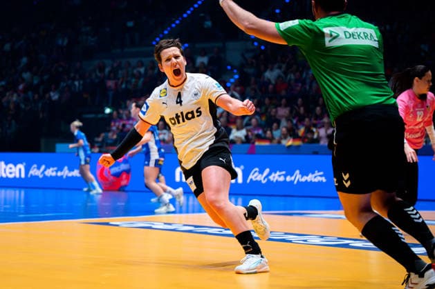 Handball, Womens World Cup, Group C Germany Iceland Alina Grijseels Germany Cheers Joy Emotion Goal celebration Goalscorer Goalscorer Stuttgart Porsche Arena Baden Württemberg Germany