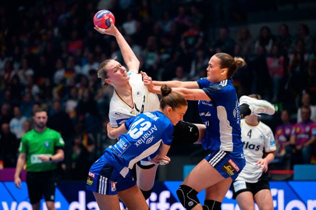 Handball, Womens World Championship, Group C Germany Iceland v left in duel Matthildur Jonsdottir Iceland , Viola Leuchter Germany Stuttgart Porsche Arena Baden Württemberg Germany
