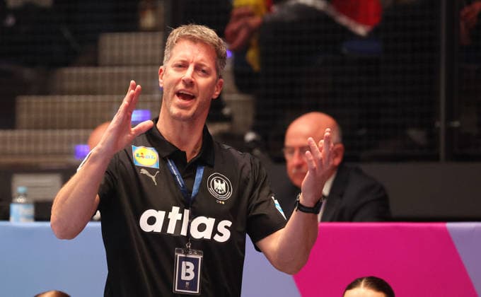 26 11 2025, Germany, Stuttgart, F27th IHF Womens World Championship 2025, Germany vs Iceland, GER Coach Markus Gaugisch