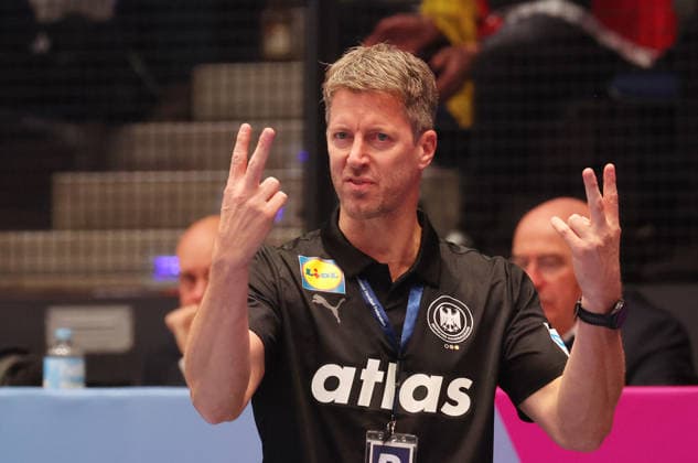 26 11 2025, Germany, Stuttgart, F27th IHF Womens World Championship 2025, Germany vs Iceland, GER Coach Markus Gaugisch