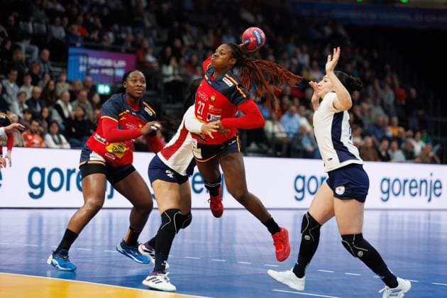 Danila Patricia Delgado Pinto So Spain in a duel with Fatima Acuna Insfran Paraguay and Milagros Samaniego Benitez Torres , Spain vs Paraguay, Handball, IHF Womens Handball World Championship, Matchday 01, 26 11 2025 Spain vs Paraguay, Handball, IHF Womens Handball World Championship, Matchday 01, 26 11 2025 Copyright: xEibner-Pressefoto AlexanderxNeisx EP_ANS