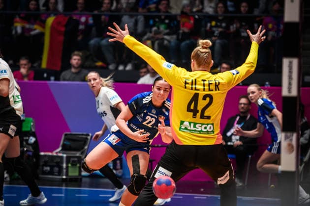 Elin Klara Thorkelsdottir Iceland, 22 vs Katharina Filter Germany, 42 GER, Germany Iceland, Handball World Championship, Preliminary Round, Group C, 26 11 2025 GER, Germany Iceland, Handball World Championship, Preliminary Round, Group C, 26 11 2025 Stuttgart Copyright: xSandyxDinkelackerx EP_SDR