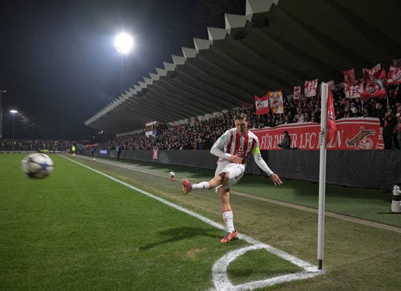 26 11 2025, xophax, Soccer , UEFA Youth League 1 FC Köln U19 vs FC Midtjylland Fans at Franz Kremer Stadion Jonathan Friedel 1 FC Köln at corner kick Koeln