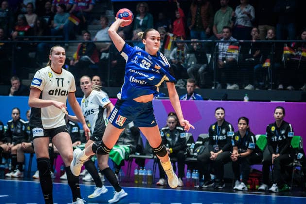 Katrin Tinna Jensdottir Iceland, 33 past Viola Leuchter Germany, 77 GER, Germany Iceland, Handball World Championship, Preliminary Round, Group C, 26 11 2025 GER, Germany Iceland, Handball World Championship, Preliminary Round, Group C, 26 11 2025 Stuttgart Copyright: xSandyxDinkelackerx EP_SDR