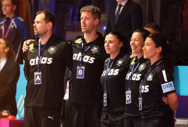 26 11 2025, Germany, Stuttgart, F27th IHF WomenÂs World Championship 2025, Germany vs Iceland, f l Co coach Frederik Grießbach, GER coach Markus Gaugisch, Jasmina Rebmann Jankovic, Stefanie Schneider, Mara Friton