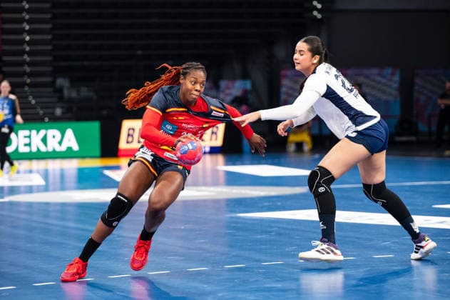 SO DELGADO-PINTO Danila Patricia (27 Spain) in a duel with SAMANIEGO BENITEZ Milagros (28 Paraguay) during the IHF Women s Handball World Championship, WM, Weltmeisterschaft game between Spain and Paraguay at the SWT Arena in Trier, Germany Copyright: xMartinxPitschx xSPPx Sportspressphoto_SPR65977