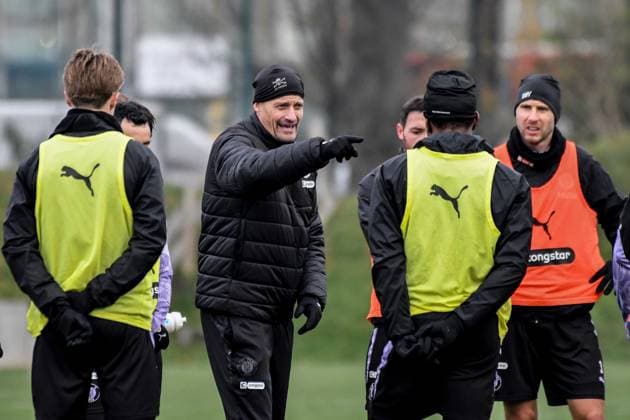 Coach Alexander Blessin talks to Team Pauli Germany , Hamburg , Training ground at Kollaustrasse , Football , 1 Bundesliga , Training of FC St Pauli