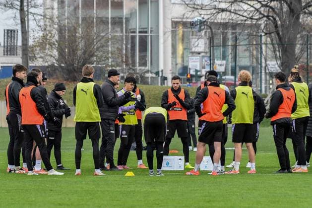 Coach Alexander Blessin talks to Team Pauli Germany , Hamburg , Training ground at Kollaustrasse , Football , 1 Bundesliga , Training of FC St Pauli