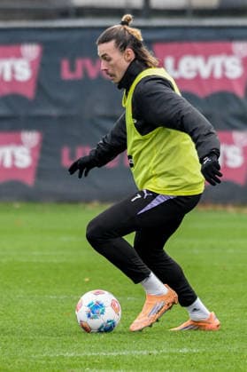 Jackson Irvine Pauli on the ball Germany , Hamburg , Training ground at Kollaustrasse , Football , 1 Bundesliga , Training of FC St Pauli