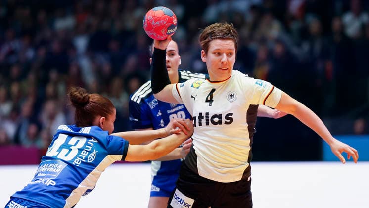 l r Matthildur Jonsdottir Iceland, 43 , Alina Grijseels DHB, 4 and Katrin Jensdottir Iceland, 33 , Womens Handball World Championship 2025, Germany Iceland, GER, Stuttgart, Porsche Arena Copyright: HMBxMedia xHeikoxBecker