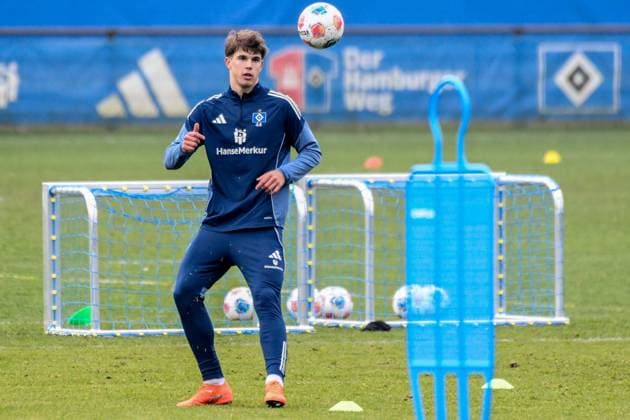Luka Vuskovic HSV on the ball Germany , Hamburg , Volksparkstadion , Football , 1 Bundesliga , Training of Hamburger SV