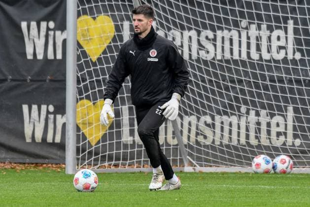 Nikola Vasilj Pauli on the ball Germany , Hamburg , Training ground at Kollaustrasse , Football , 1 Bundesliga , Training of FC St Pauli