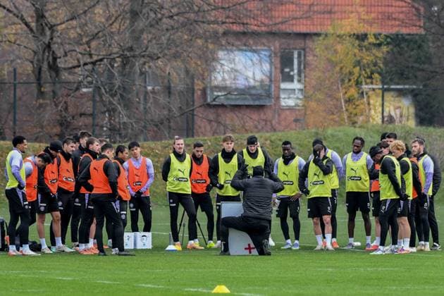Ricky Jade Jones Coach Alexander Blessin Pauli with tactics board Germany , Hamburg , Training ground at Kollaustrasse , Football , 1 Bundesliga , Training of FC St Pauli
