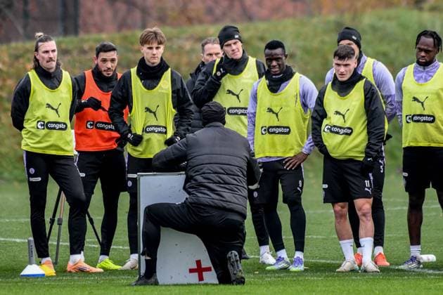 Ricky Jade Jones Coach Alexander Blessin Pauli with tactics board Germany , Hamburg , Training ground at Kollaustrasse , Football , 1 Bundesliga , Training of FC St Pauli