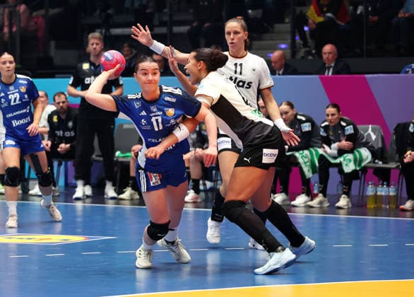 26 11 2025, Germany, Stuttgart, F27th IHF Womens World Championship 2025, Germany vs Iceland, v l Elin Klara Thorkelsdottir ISL , Aimee von Peraira GER , Xenia Smits GER