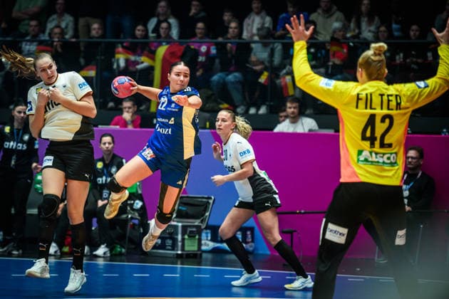 Elin Rosa Magnusdottir Iceland, 22 vs Katharina Filter Germany, 42 GER, Germany Iceland, Handball World Championship, Preliminary Round, Group C, 26 11 2025 GER, Germany Iceland, Handball World Championship, Preliminary Round, Group C, 26 11 2025 Stuttgart Copyright: xSandyxDinkelackerx EP_SDR