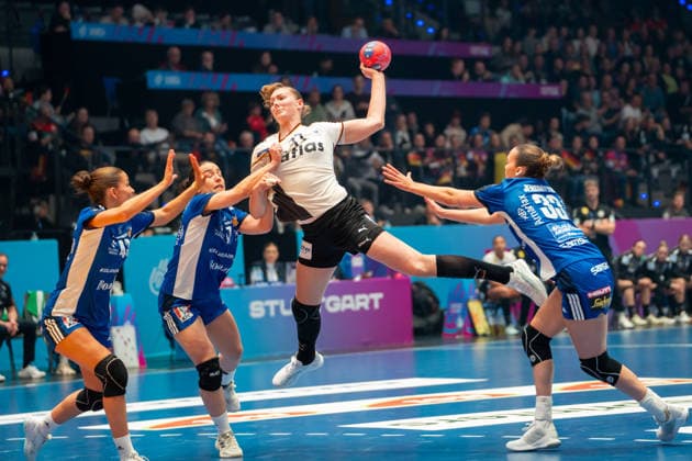 Handball I Women I World Championship I Preliminary round I 1 Matchday I Germany Iceland I 26 11 2025 Viola Leuchter 77, Germany in the throw Stuttgart Porsche Arena Baden Württemberg Germany Copyright: xLobeca MaxxPetershansx