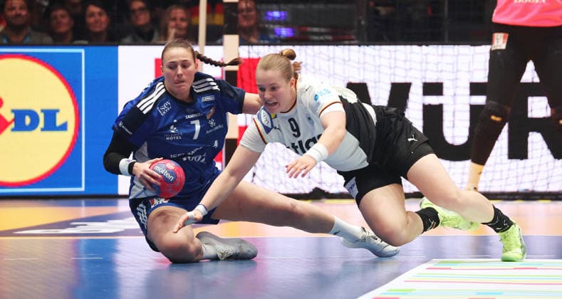 26 11 2025, Germany, Stuttgart, F27th IHF Womens World Championship 2025, Germany vs Iceland, v l Diana Magnusdottir ISL , Lisa Antl GER