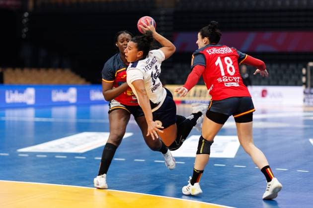 Maria Fernandez Estigarribia Paraguay in a duel with Maitane Martinez Echeverria Spain and Lysa Tchaptchet Spain , Spain vs Paraguay, Handball, IHF Womens Handball World Championship, Matchday 01, 26 11 2025 Spain vs Paraguay, Handball, IHF Womens Handball World Championship, Matchday 01, 26 11 2025 Copyright: xEibner-Pressefoto AlexanderxNeisx EP_ANS