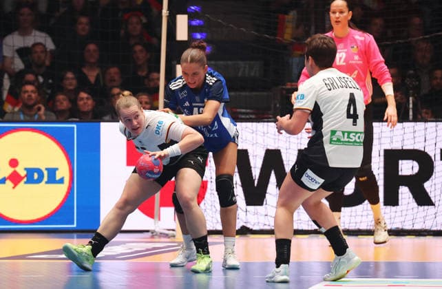 26 11 2025, Germany, Stuttgart, F27th IHF Womens World Championship 2025, Germany vs Iceland, f l Lisa Antl GER , Matthildur Jonsdottir ISL , Alina Grijseels GER