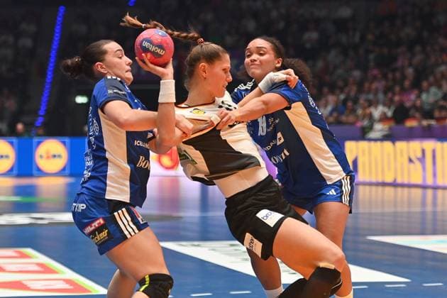 Xenia SMITS GER , action,duel against re Lovisa THOMPSON ISL preliminary round Germany Iceland Womens World Handball Championship v 26 11 14 12 2025, on 26 11 2025 PORSCHE ARENA Stuttgart,