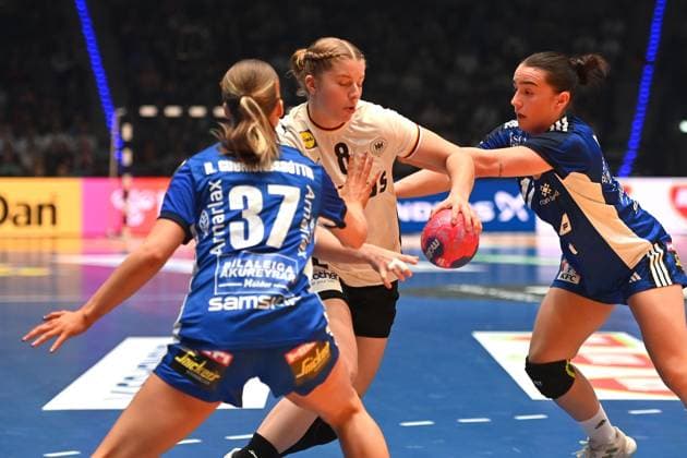 Nina ENGEL GER , action, duel against right Aron GUNNARSSON ISL , left Rakel Oddny GUDMUNDSDOTTIR ISL Preliminary round Germany Iceland Womens Handball World Championship v 26 11 14 12 2025, on 26 11 2025 PORSCHE ARENA Stuttgart,