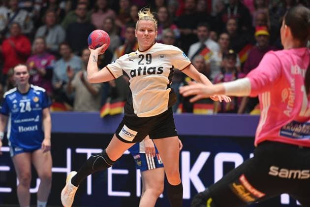 Antje DOELL GER , action,throw preliminary round Germany Iceland Womens Handball World Championship v 26 11 14 12 2025, on 26 11 2025 PORSCHE ARENA Stuttgart,