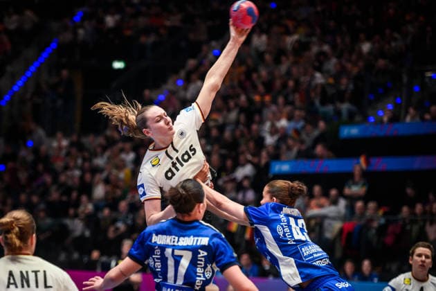 Viola Leuchter Germany, 77 vs Matthildur Lilja Jonsdottir Iceland, 43 and Elin Klara Thorkelsdottir Iceland, 17 GER, Germany Iceland, Handball World Championship, Preliminary Round, Group C, 26 11 2025 GER, Germany Iceland, Handball World Championship, Preliminary Round, Group C, 26 11 2025 Stuttgart Copyright: xSandyxDinkelackerx EP_SDR