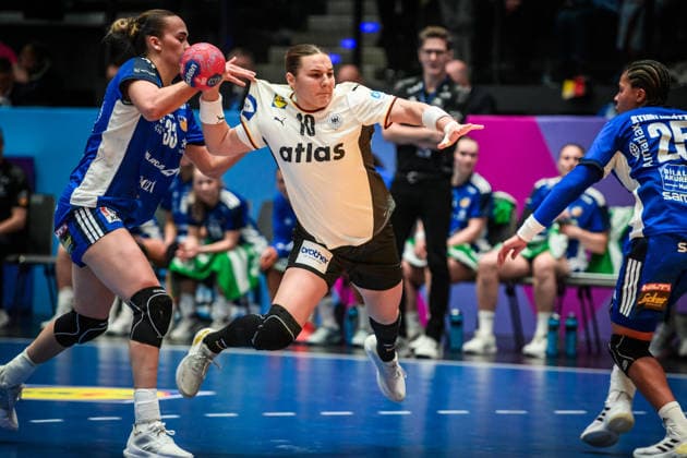 Mareike Thomaier Germany, 10 past Katrin Tinna Jensdottir Iceland, 33 GER, Germany Iceland, Handball World Championship, Preliminary Round, Group C, 26 11 2025 GER, Germany Iceland, Handball World Championship, Preliminary Round, Group C, 26 11 2025 Stuttgart Copyright: xSandyxDinkelackerx EP_SDR