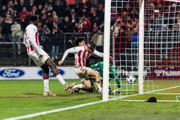 KOELN, GERMANY - NOVEMBER 26: Julius Emefile (FC Midtjylland, 18) scores the 0:1 goal during the UEFA Youth League match between 1. FC Koeln vs. FC Midtjylland at Franz-Kremer-Stadion on round 3 of the UEFA Youth League on November 26, 2025 in Koeln, Germany. North Rhine Westphalia Germany Copyright: xBEAUTIFULxSPORTS Wunderlx