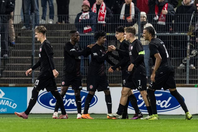 KOELN, GERMANY - NOVEMBER 26: players of FC Midtjylland celebrate the 0:1 goal scored by Julius Emefile (FC Midtjylland, 18) during the UEFA Youth League match between 1. FC Koeln vs. FC Midtjylland at Franz-Kremer-Stadion on round 3 of the UEFA Youth League on November 26, 2025 in Koeln, Germany. North Rhine Westphalia Germany Copyright: xBEAUTIFULxSPORTS Wunderlx