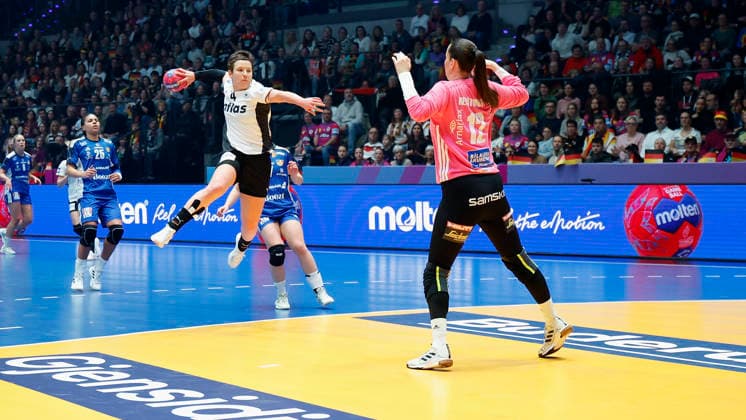 l r Alina Grijseels DHB, 4 and Goalkeeper, Goalkeeper Hafdis Renoedottir Iceland, 12 , Womens Handball World Championship 2025, Germany Iceland, GER, Stuttgart, Porsche Arena Copyright: HMBxMedia xHeikoxBecker