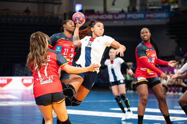 FERNANDEZ ESTIGARRIBIA Maria (14 Paraguay) takes a shot at goal during the IHF Women s Handball World Championship, WM, Weltmeisterschaft game between Spain and Paraguay at the SWT Arena in Trier, Germany Copyright: xMartinxPitschx xSPPx Sportspressphoto_SPR65982